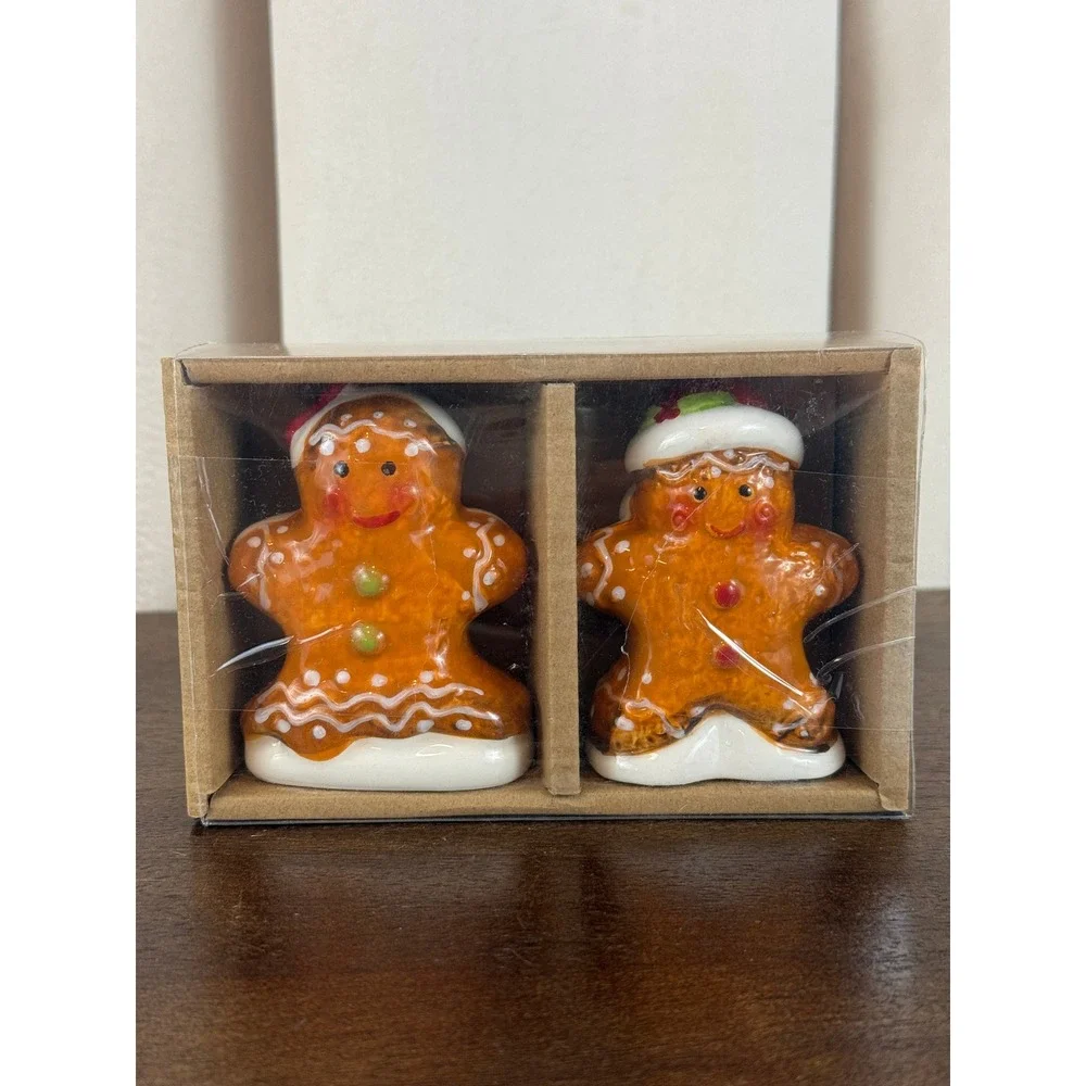 NEW Amici Home Gingerbread Men Holiday Ceramic Salt and‎ Pepper Shakers